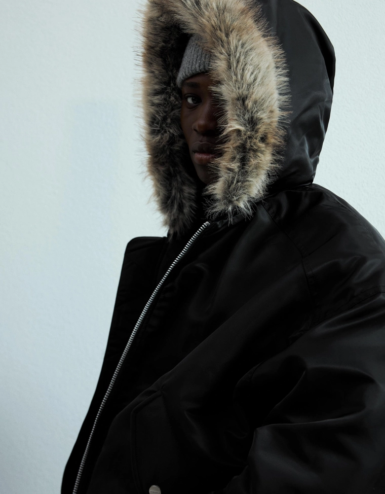 Техническая куртка с воротником из искусственного меха