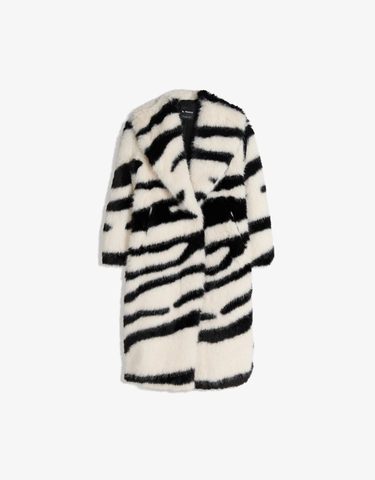 Пальто из искусственного меха с анималистическим принтом