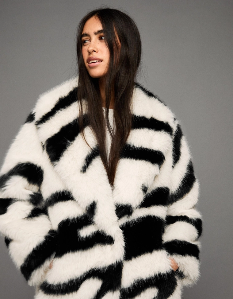 Пальто из искусственного меха с анималистическим принтом