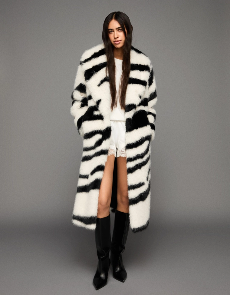Пальто из искусственного меха с анималистическим принтом