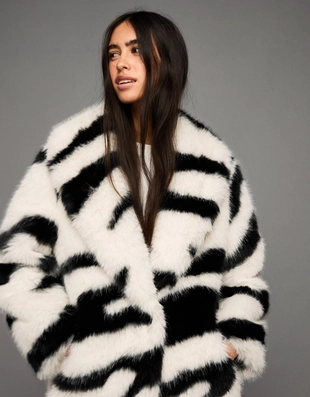 Пальто из искусственного меха с анималистическим принтом- Заказать в России
