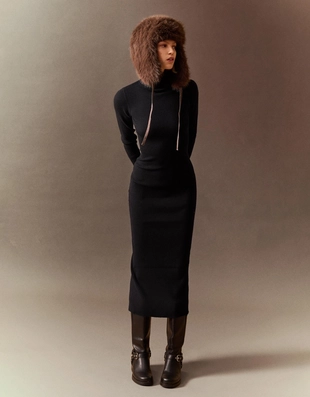 Платье миди в рубчик с высоким воротником- Заказать в России