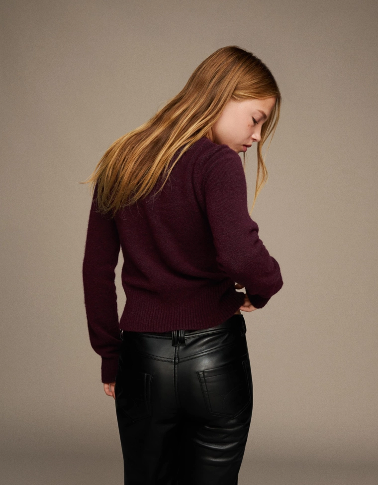 Свитер с круглым вырезом