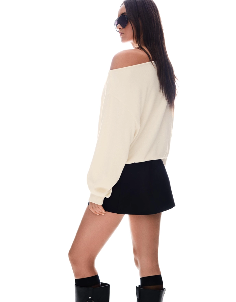 Свитер с заклепками