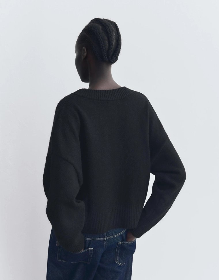 Укороченный джемпер с V-образным вырезом