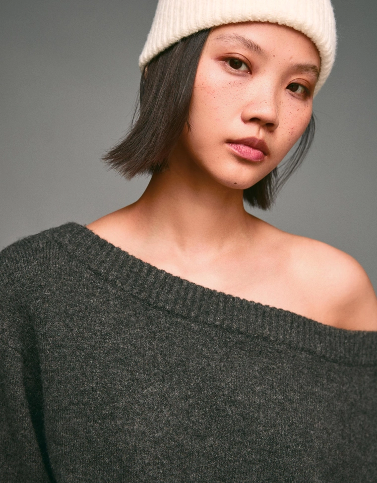 Свитер в рубчик с вырезом «бандо»