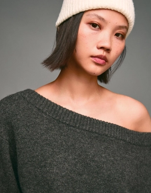 Свитер в рубчик с вырезом «бандо»- Заказать в России