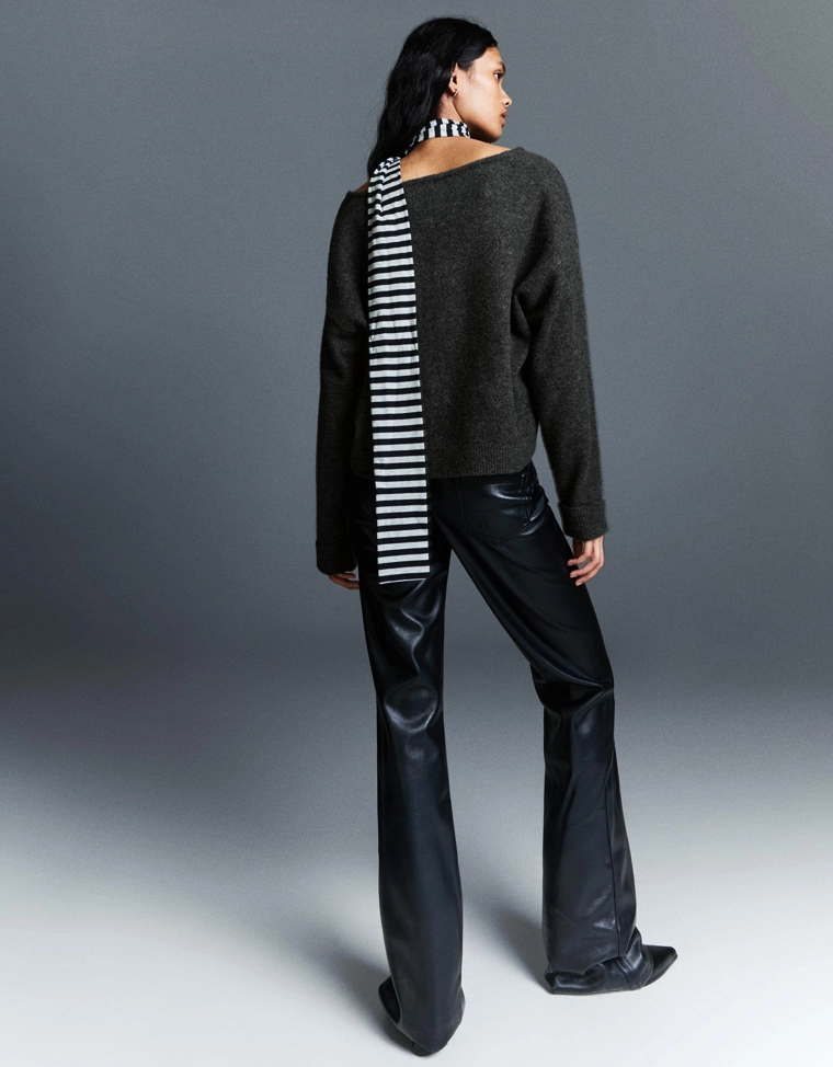 Свитер с V-образным вырезом и мягким прикосновением