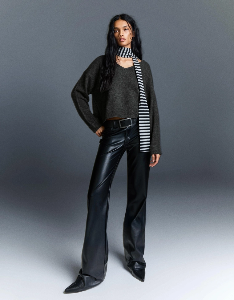 Свитер с V-образным вырезом и мягким прикосновением