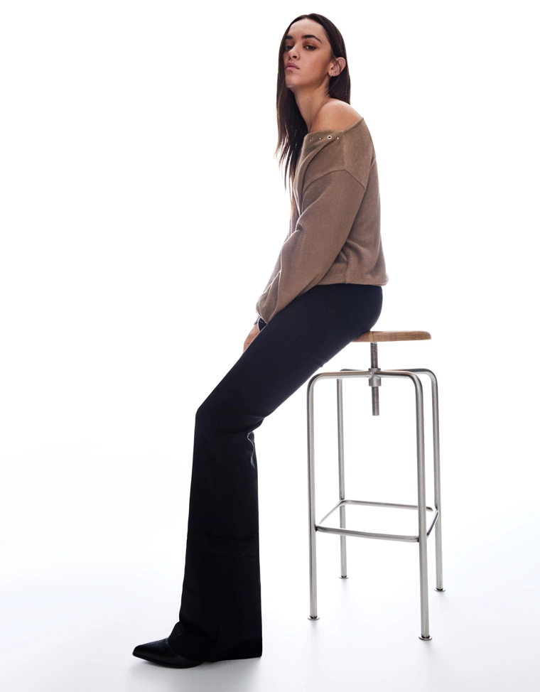 Свитер с заклепками