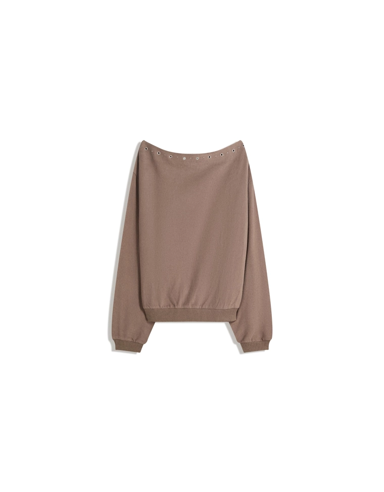 Свитер с заклепками