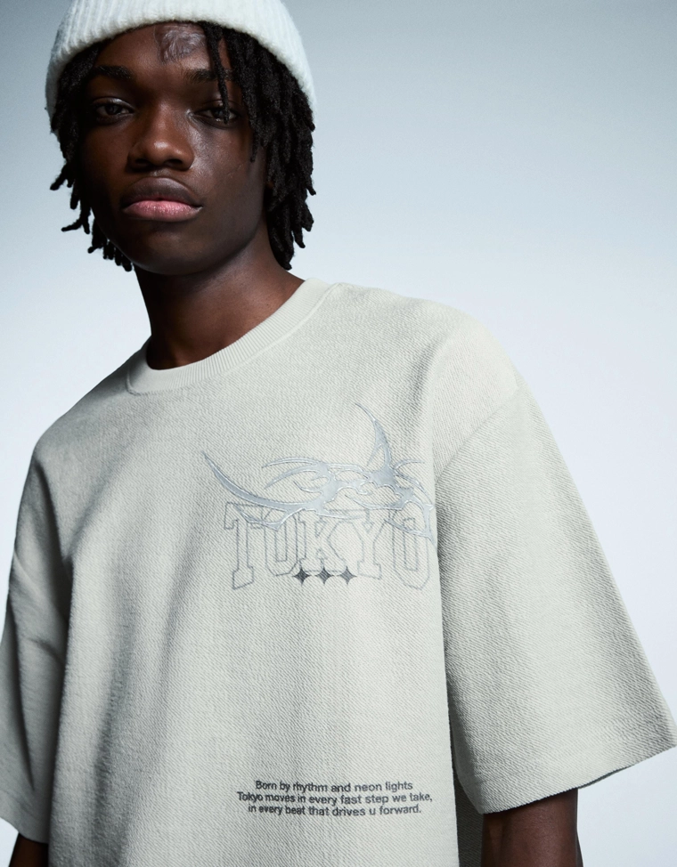 Футболка из мягкой ткани с короткими рукавами и принтом