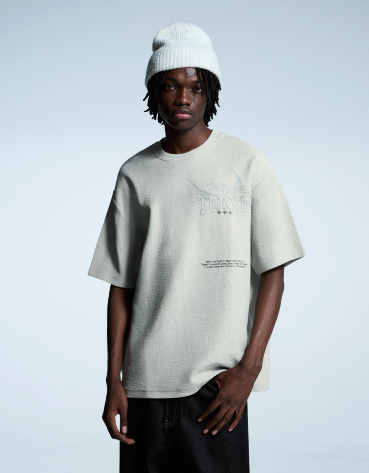 Футболка из мягкой ткани с короткими рукавами и принтом