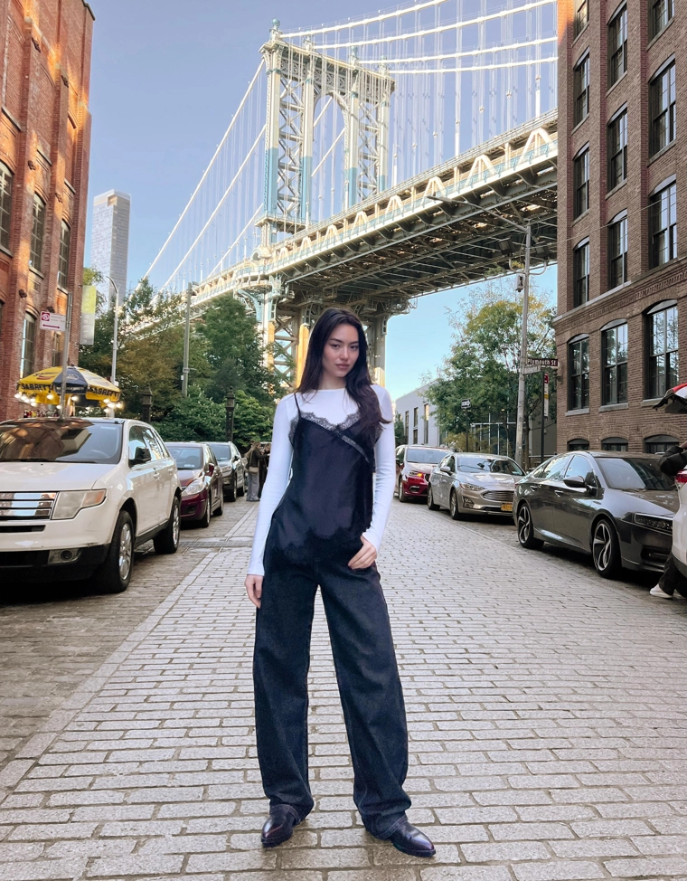 Топ из сатина на асимметричных бретелях