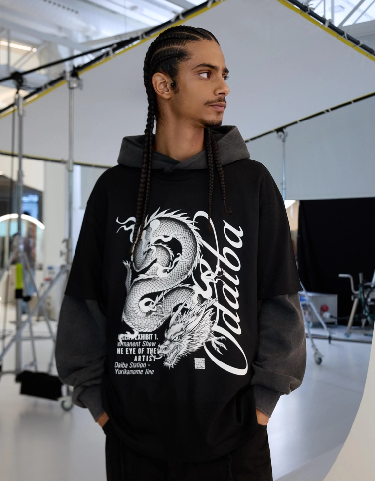 Футболка с коротким рукавом и драконом в цифровом фильтре