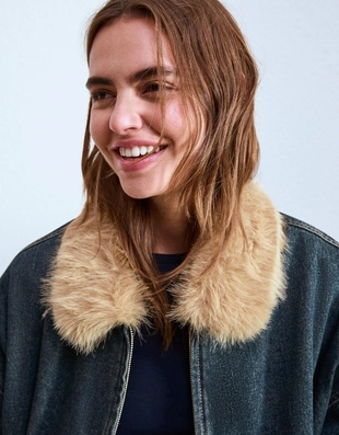 Джинсовая куртка с воротником из искусственного меха- Заказать в России