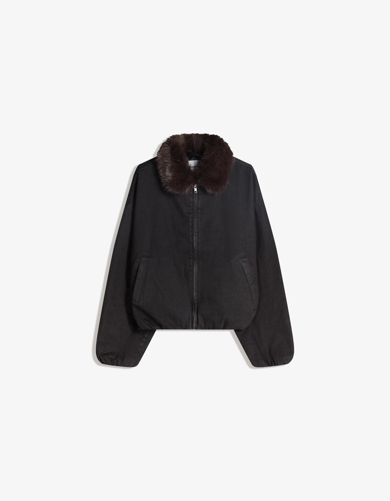 Джинсовая куртка с воротником из искусственного меха