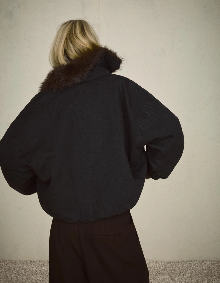 Джинсовая куртка с воротником из искусственного меха