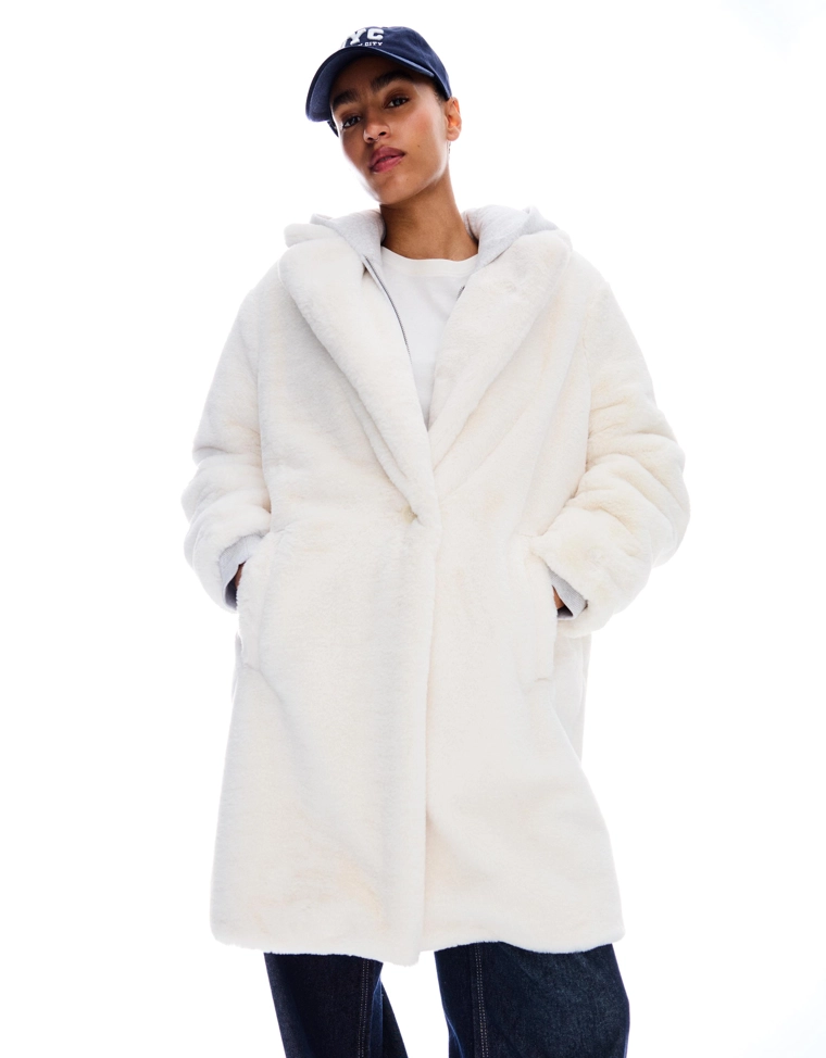 Пальто из искусственного меха