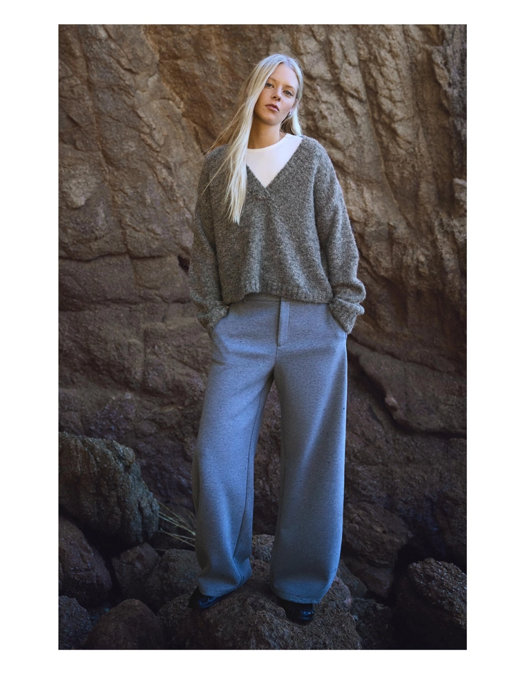 Свитер свободного кроя с V-образным вырезом