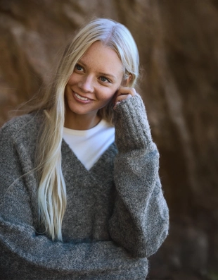 Свитер свободного кроя с V-образным вырезом- Заказать в России