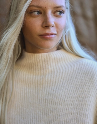 Свитер с объемными рукавами- Заказать в России