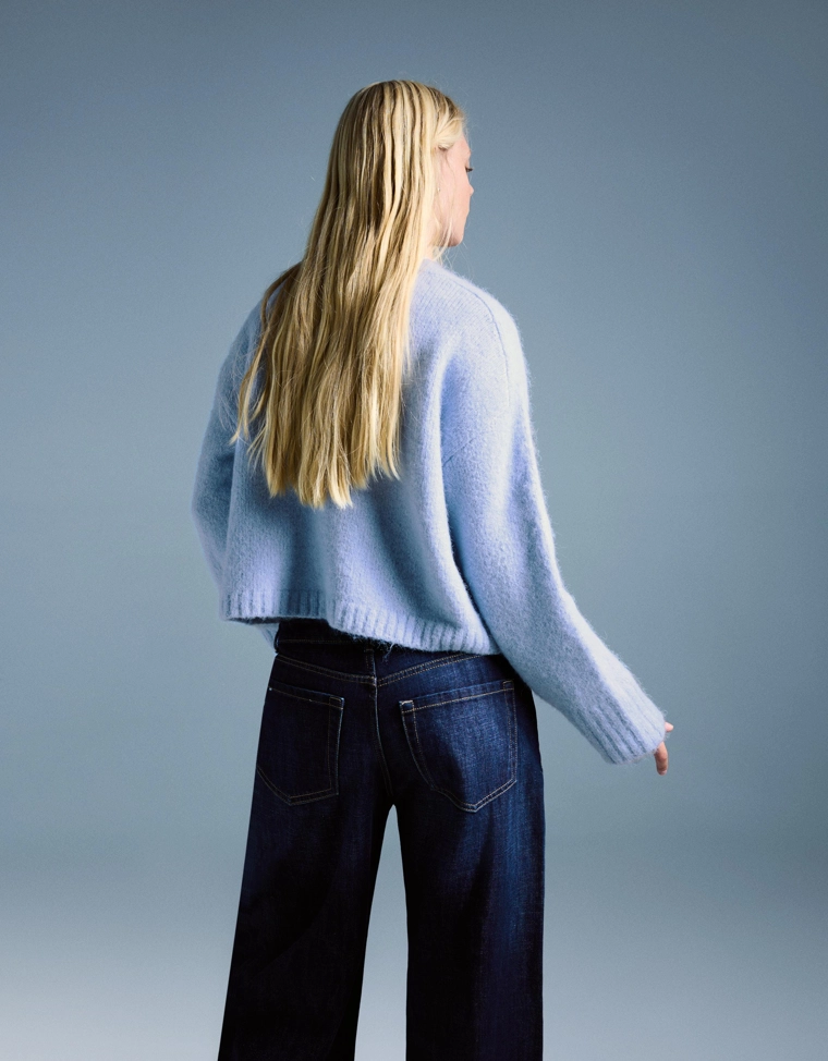 Свитер свободного кроя с V-образным вырезом