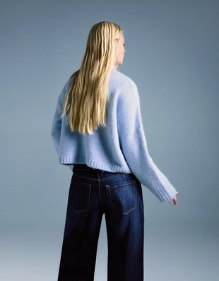 Свитер свободного кроя с V-образным вырезом- Заказать в России