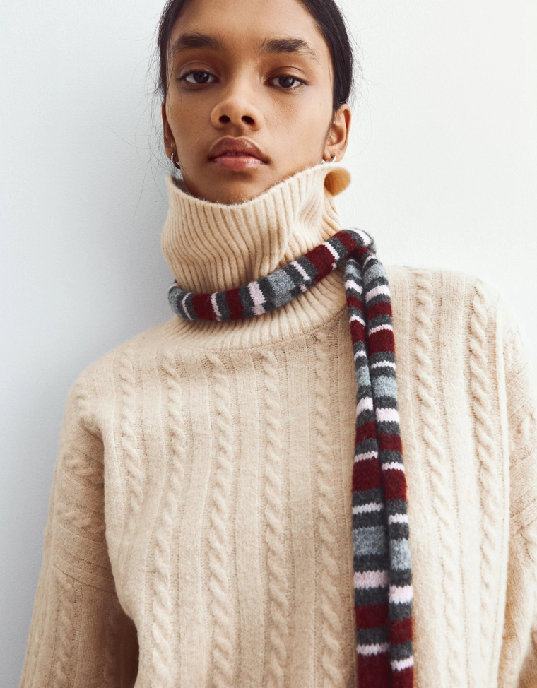 Свитер с высоким воротником и узором «Косы»