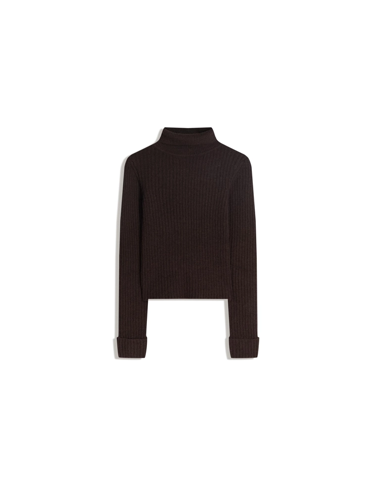 Свитер с высоким воротником в рубчик