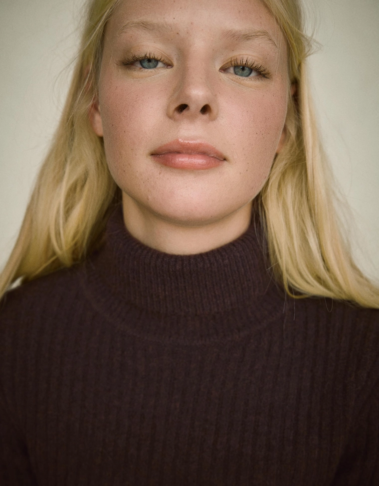 Свитер с высоким воротником в рубчик