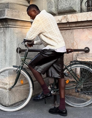 Шорты-бермуды из искусственной кожи- Заказать в России