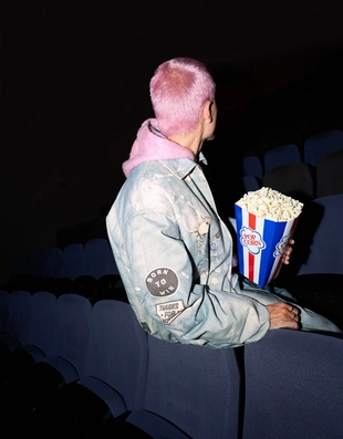 Джинсовая куртка с принтом- Заказать в России