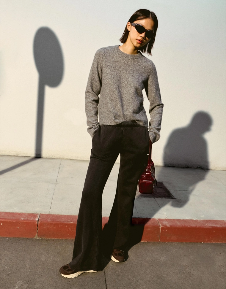 Расклешенные брюки из мягкой ткани с необработанным краем