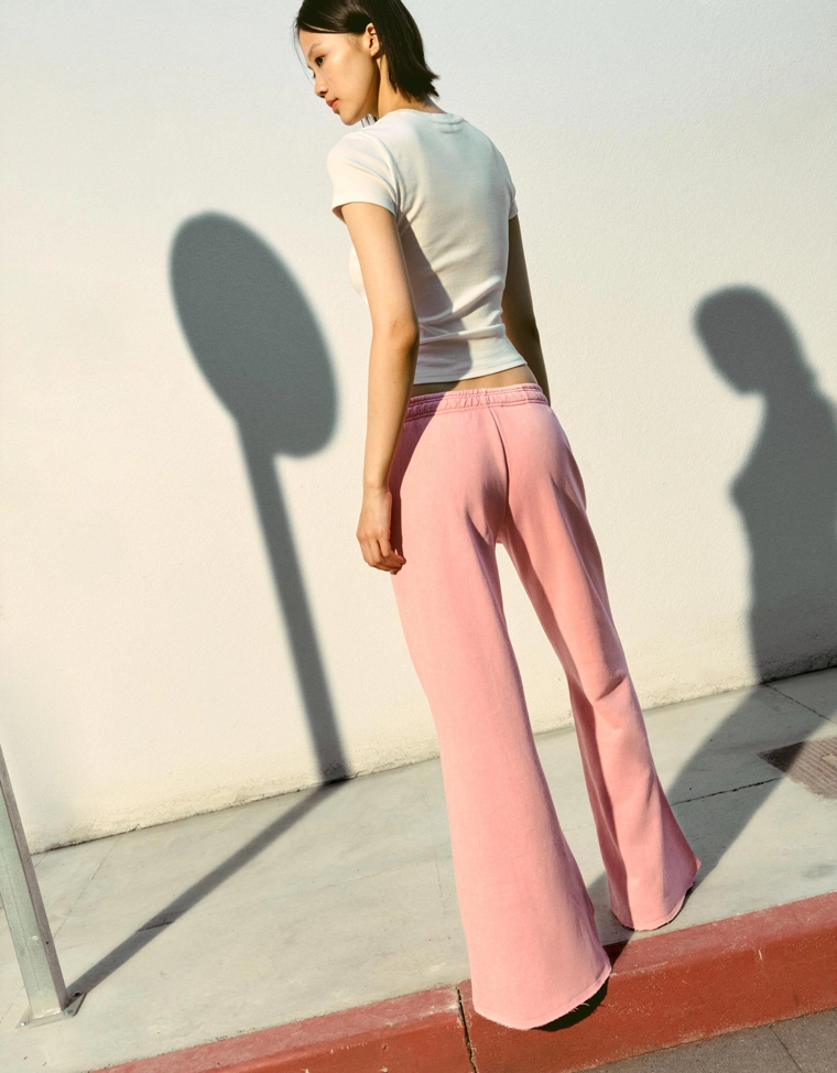 Расклешенные брюки из мягкой ткани с необработанным краем