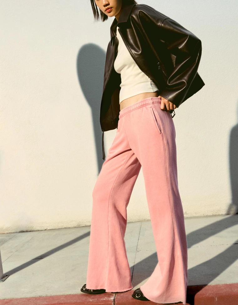 Расклешенные брюки из мягкой ткани с необработанным краем