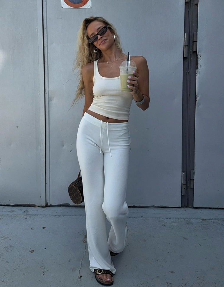 Брюки из мягкой ткани с декоративными заклепками