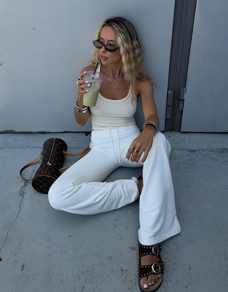 Брюки из мягкой ткани с декоративными заклепками