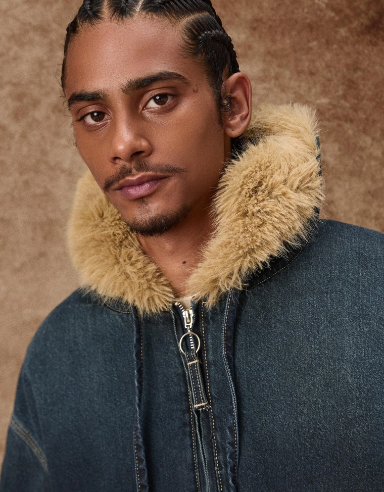 Джинсовая куртка с воротником из искусственного меха