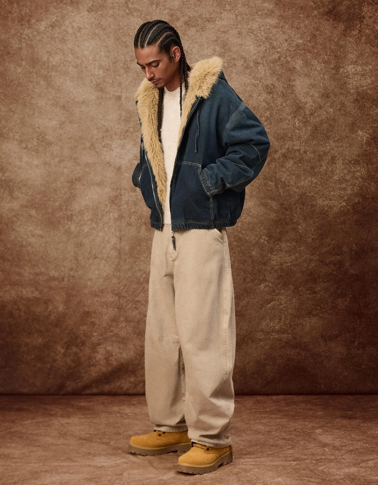 Джинсовая куртка с воротником из искусственного меха