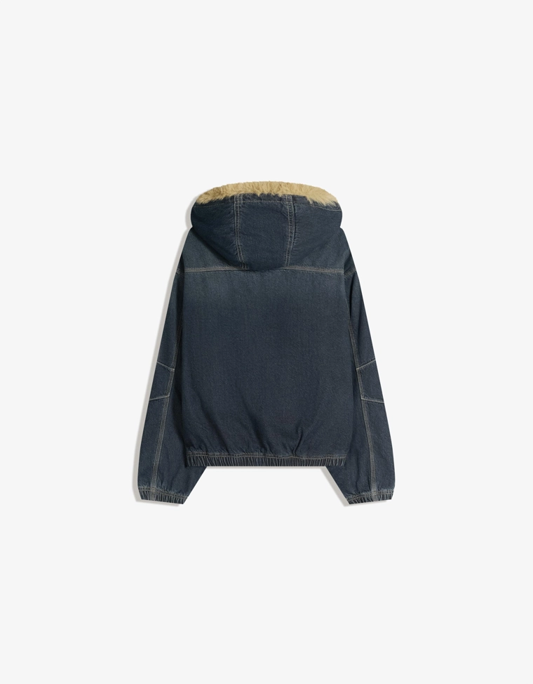 Джинсовая куртка с воротником из искусственного меха