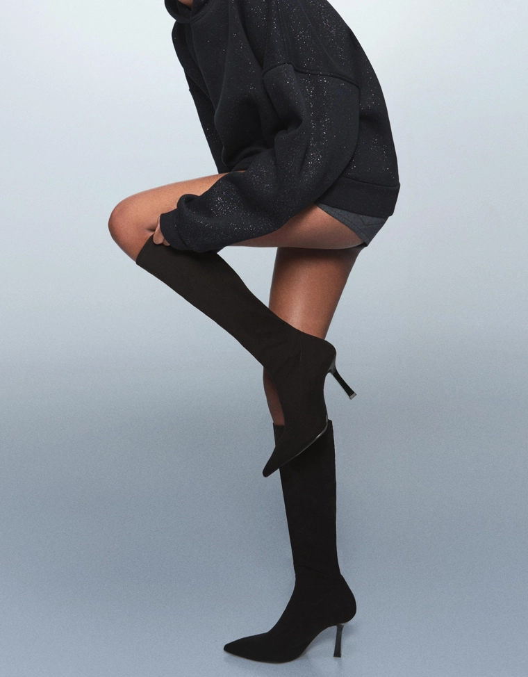 Эластичные сапоги на каблуке