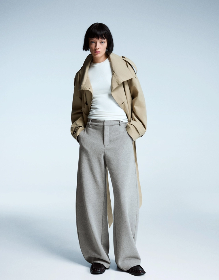 Брюки объемного кроя, зауженные книзу