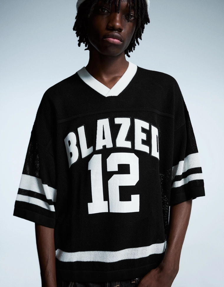 Футболка с коротким рукавом и спортивным мешком с принтом