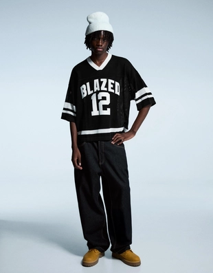 Футболка с коротким рукавом и спортивным мешком с принтом- Заказать в России