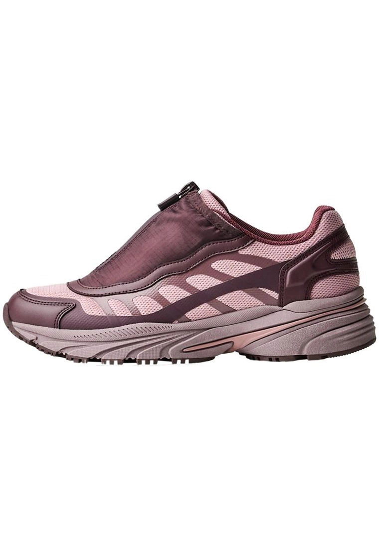 Кроссовки из разных материалов