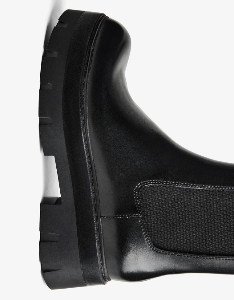 Ankle boots with elastic detail