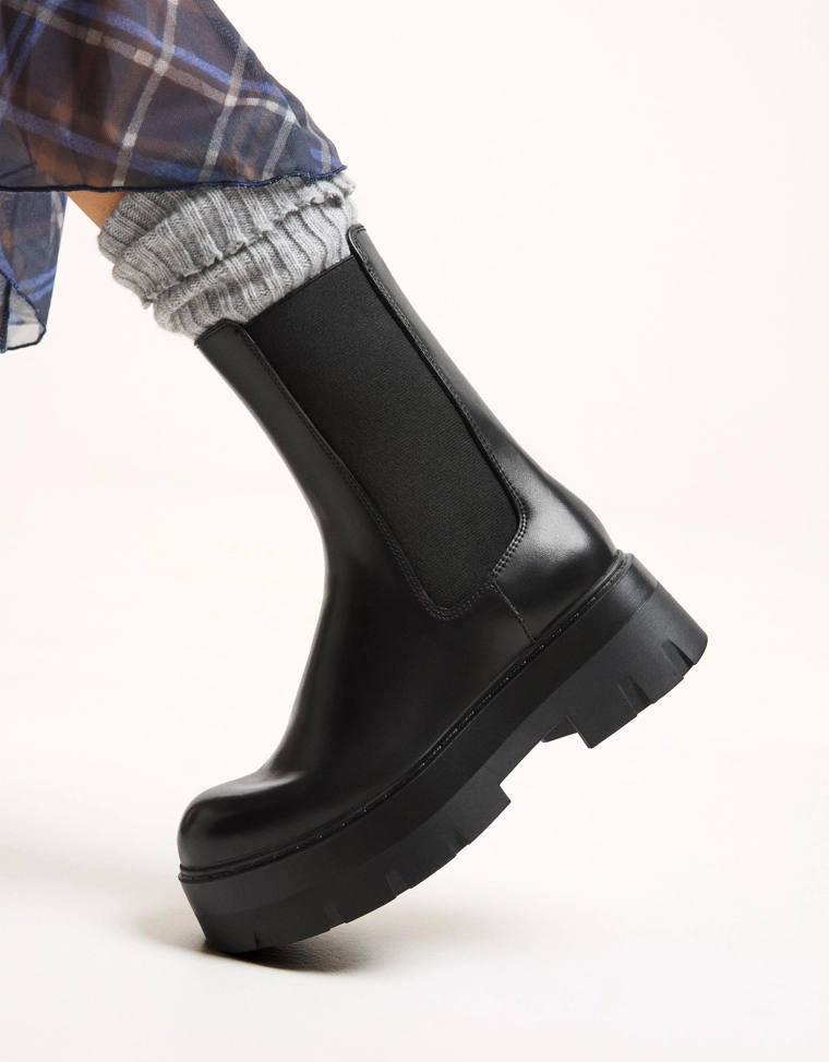 Ankle boots with elastic detail