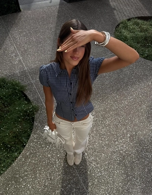 Брюки с прямыми штанинами, необработанными кромками и люверсами- Заказать в России