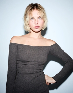 Мягкое платье с длинными рукавами и вырезом-лодочкой- Заказать в России